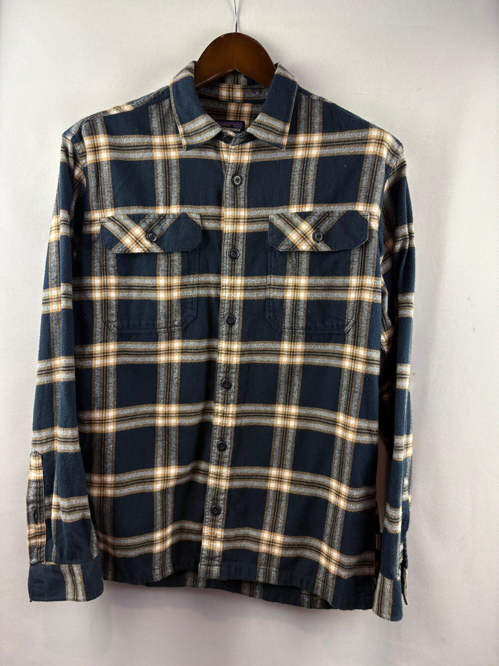 Men’s Patagonia Medium Navy Plaid Flannel Button Up